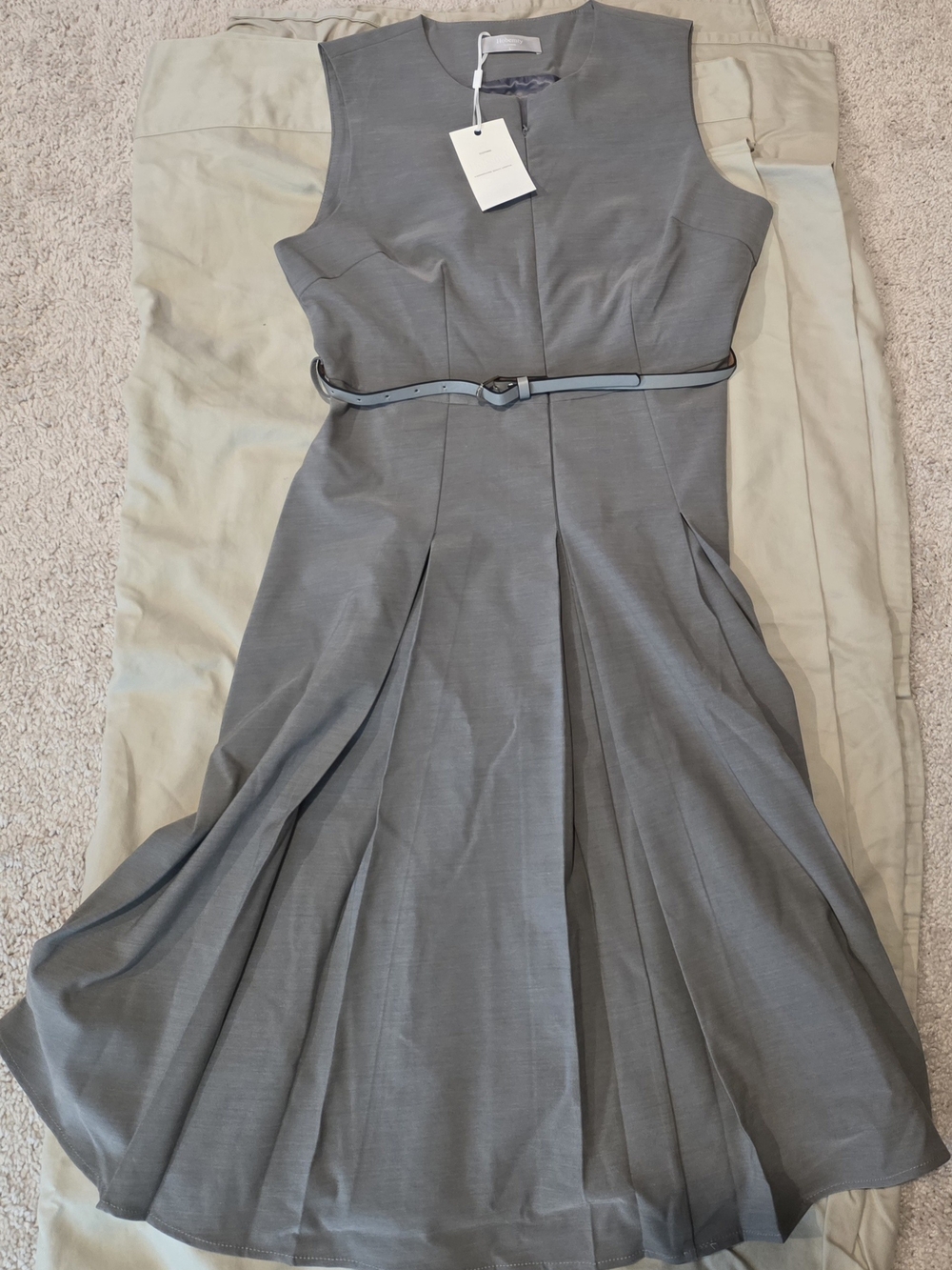 Elegant Sleeveless Midi Dress in Gray with Slim Belt